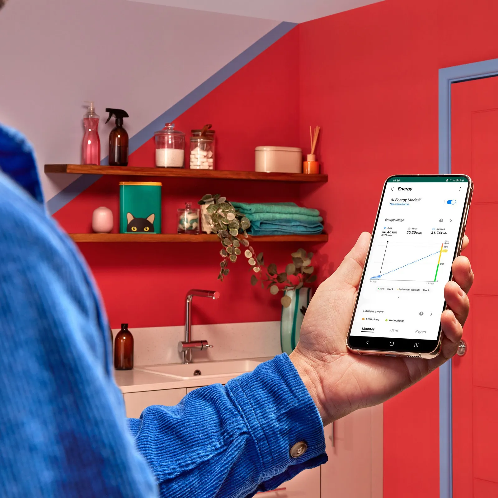 Hönd heldur á síma með orkunotkun í SmartThings appinu